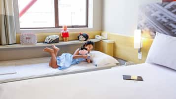 Standardzimmer, Mehrere Betten | Minibar, Schreibtisch, laptopgeeigneter Arbeitsplatz