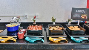 Un mostrador de buffet con diferentes alimentos y utensilios.