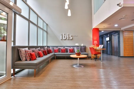 Interior entrance. ibis Maringa