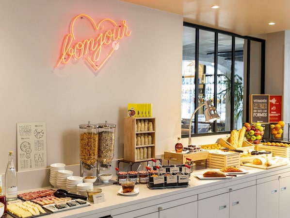 Petit déjeuner buffet servi tous les jours en supplément