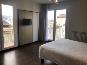 Habitación superior, 1 cama doble (renovated, industrial style) | Edredones de plumas, caja fuerte, escritorio y sistema de insonorización