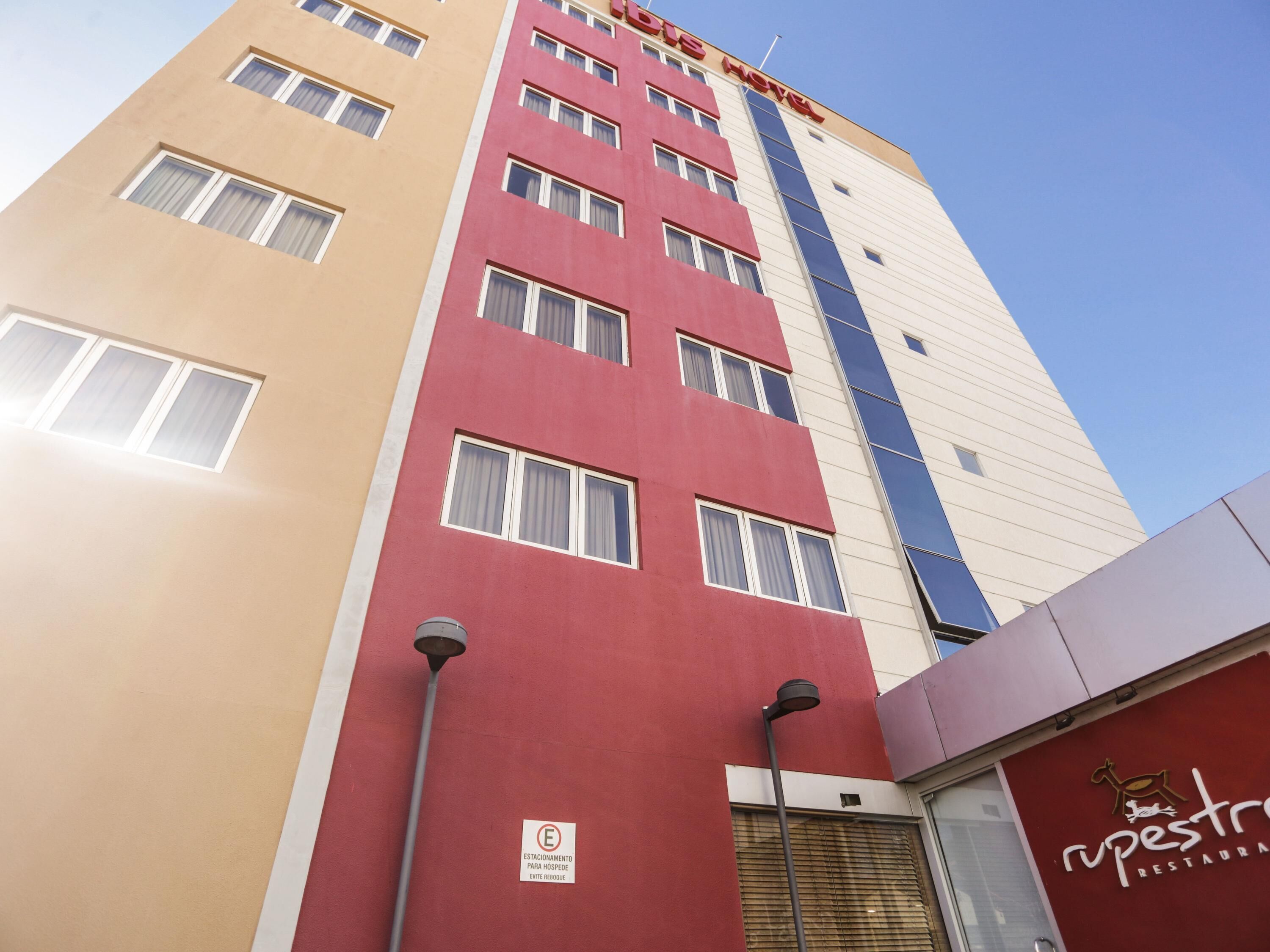 lunch and dinner served, international cuisine