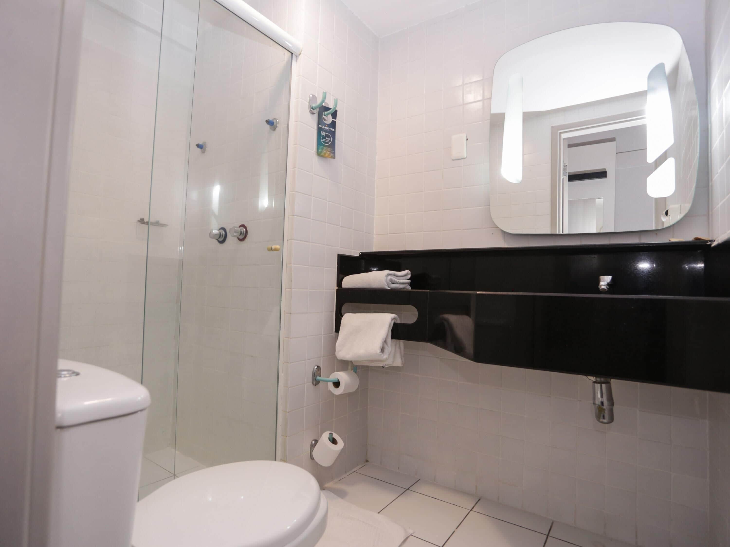 Quarto standard, 2 camas de solteiro | Frigobar, escrivaninha, espaço de trabalho para notebook, berços grátis