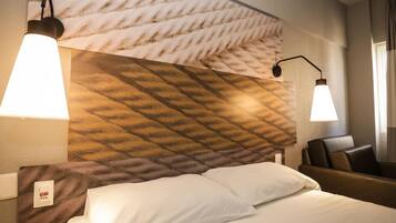 Habitación, 1 cama matrimonial y sofá cama | Minibar, escritorio, espacio para trabajar con laptop y cunas gratuitas