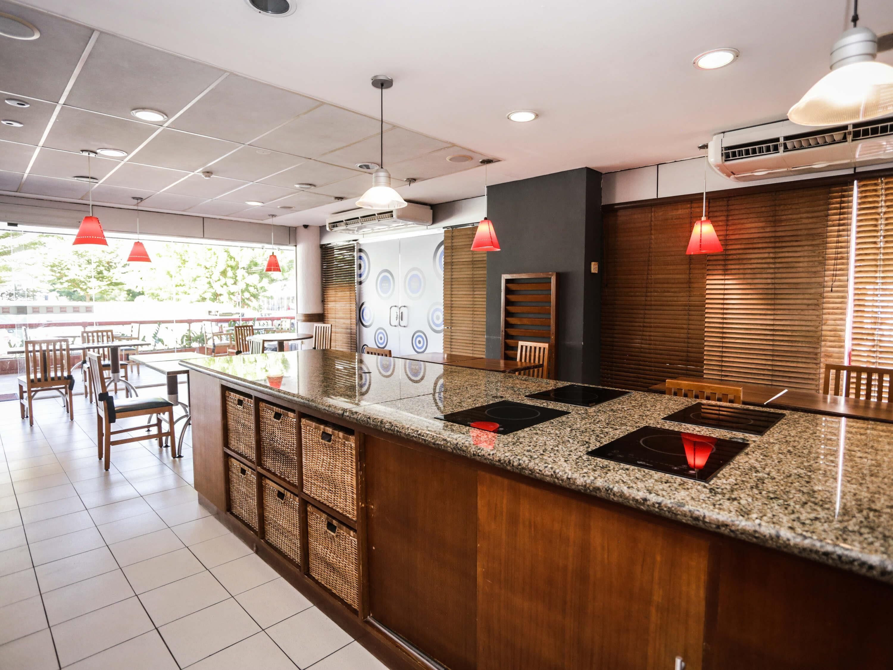 lunch and dinner served, international cuisine