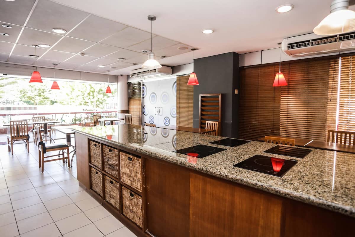 lunch and dinner served, international cuisine