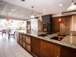 Déjeuner et dîner servis sur place