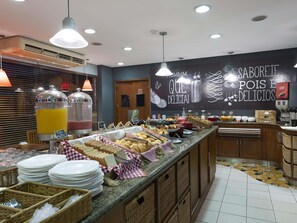 Petit déjeuner buffet (37 BRL par personne)