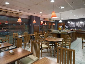 Déjeuner et dîner servis sur place
