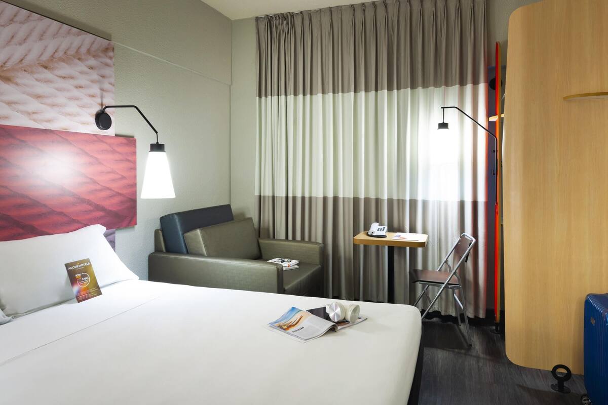 Zimmer, 1 Doppelbett und Schlafsofa | Minibar, Schreibtisch, laptopgeeigneter Arbeitsplatz