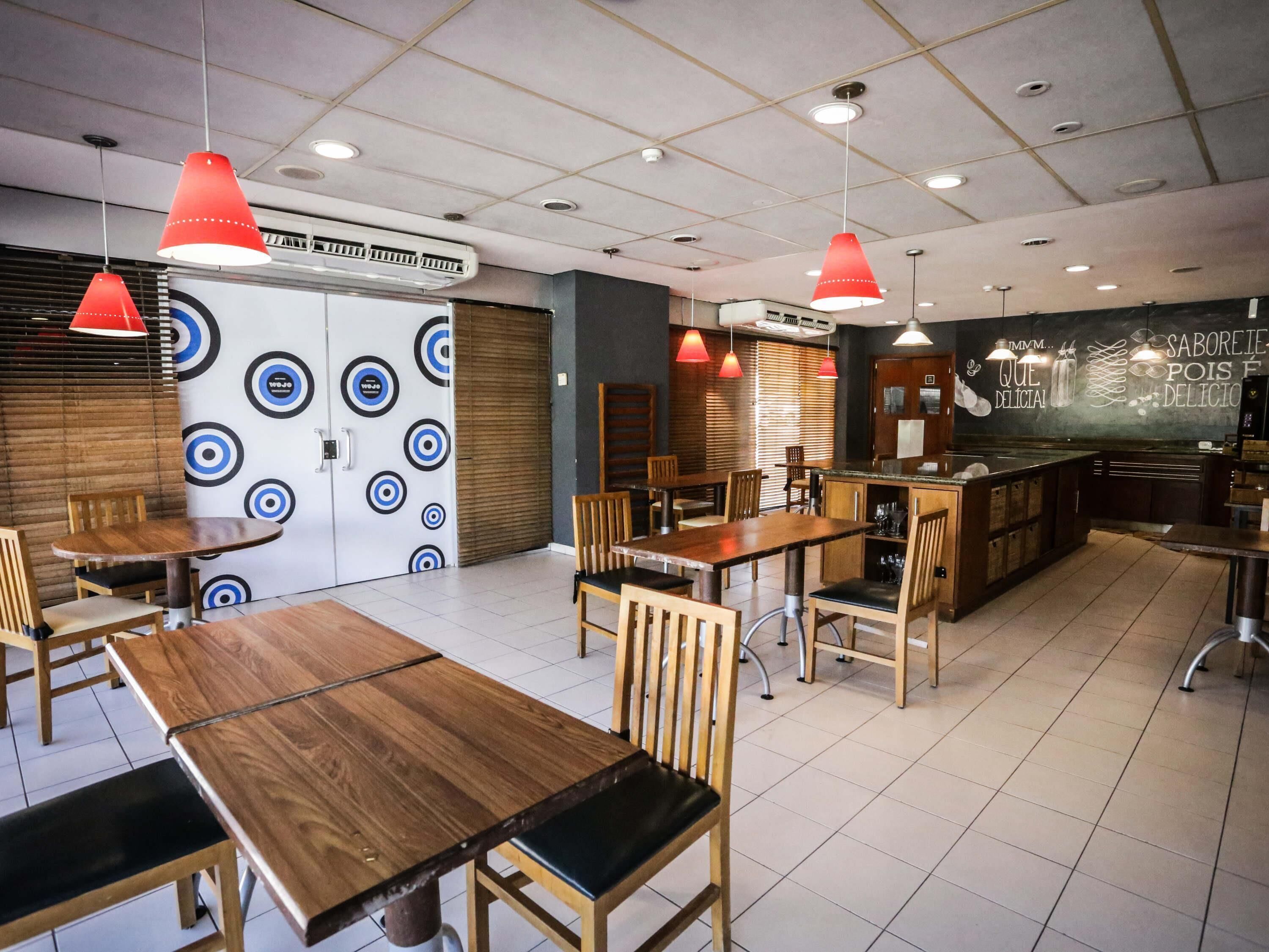 lunch and dinner served, international cuisine