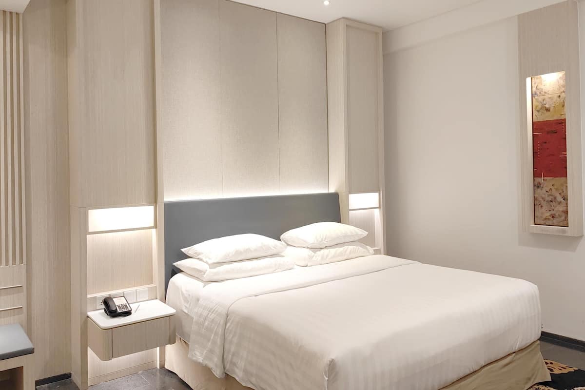 Habitación superior (Super King Bed) | 1 habitación, minibar, caja de seguridad en la habitación y escritorio