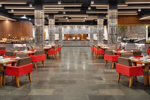 Petit déjeuner buffet (220000 IDR par personne)