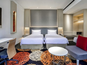 1 dormitorio, minibar, caja fuerte y escritorio