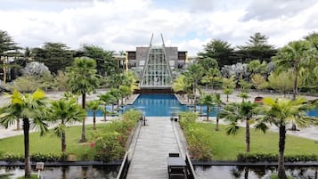 2 udendørs pools, åben fra kl. 06.00 til kl. 20.00, parasoller