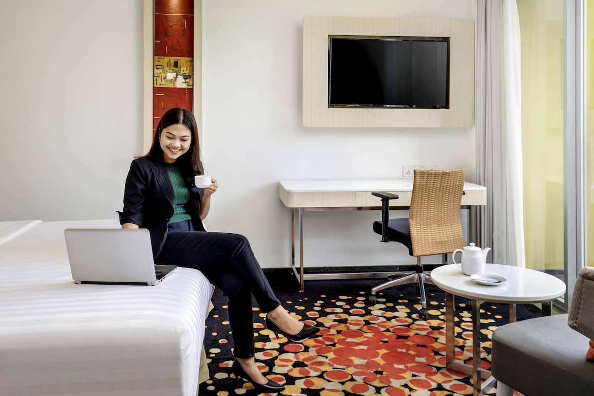 Een minibar, een kluis op de kamer, een bureau, verduisterende gordijnen