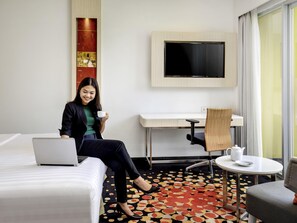 Minibar, in-room safe, desk, blackout curtains - Novotel Palembang Hotel & Residence (Palembang)