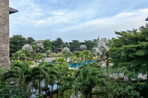 2 outdoor pools, open 6:00 AM to 8:00 PM, pool umbrellas - Novotel Palembang Hotel & Residence (Palembang)