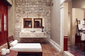 ジュニア スイート | バスルーム | バスアメニティ (無料)、ヘアドライヤー、バスローブ、スリッパ