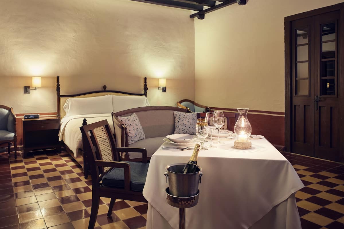 Suite Junior, 1 trĂšs grand lit | Repas dans la chambre