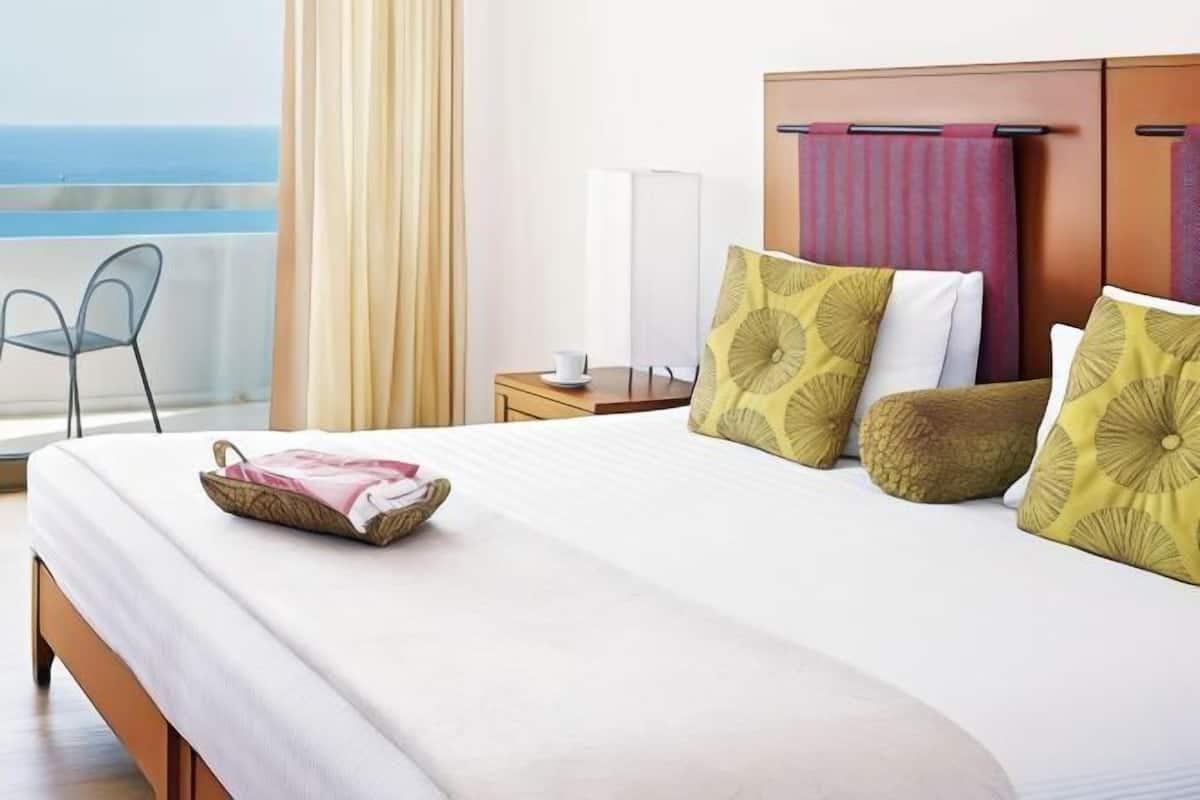 Minibar, in-room safe, free WiFi, bed sheets