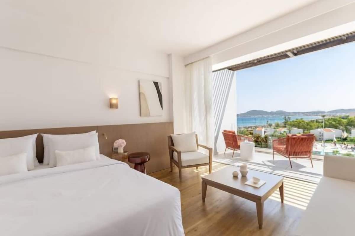 Minibar, in-room safe, free WiFi, bed sheets
