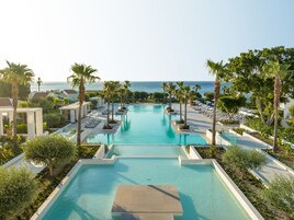 Una piscina techada, 2 piscinas al aire libre