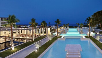 Una piscina techada, 2 piscinas al aire libre