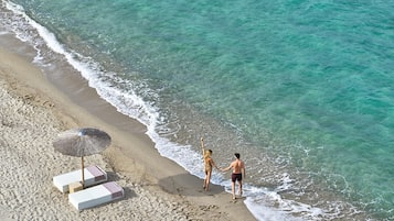 Sulla spiaggia, ombrelloni, teli da spiaggia, snorkeling
