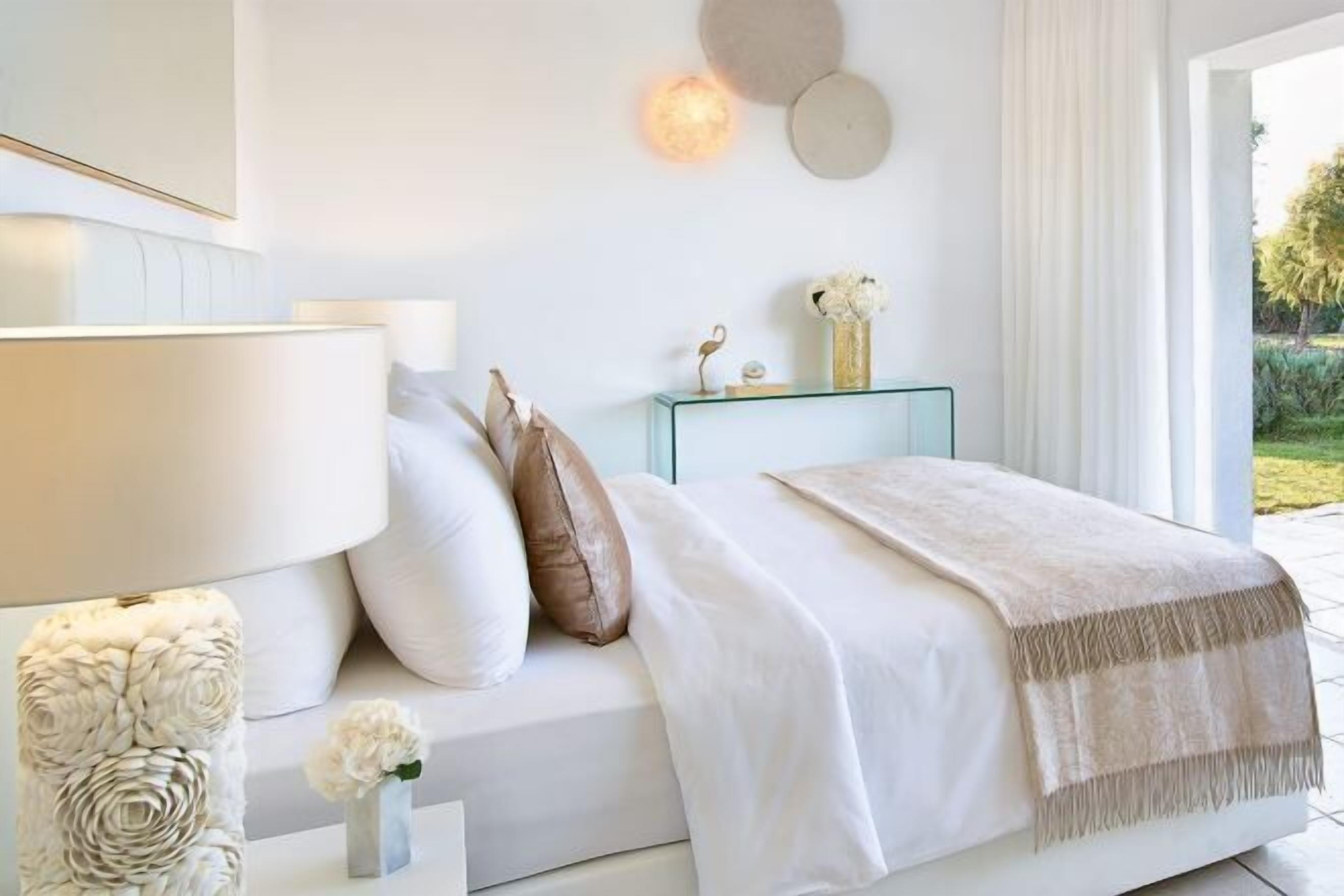 Minibar, in-room safe, free WiFi, bed sheets