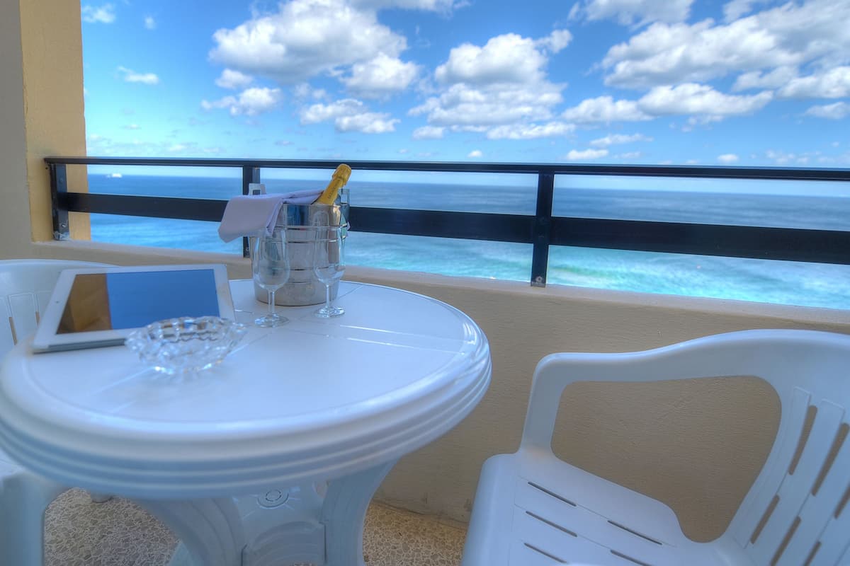 Escritorio, cortinas blackout y tabla de planchar con plancha