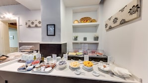 每日付費供應吃到飽自助式早餐