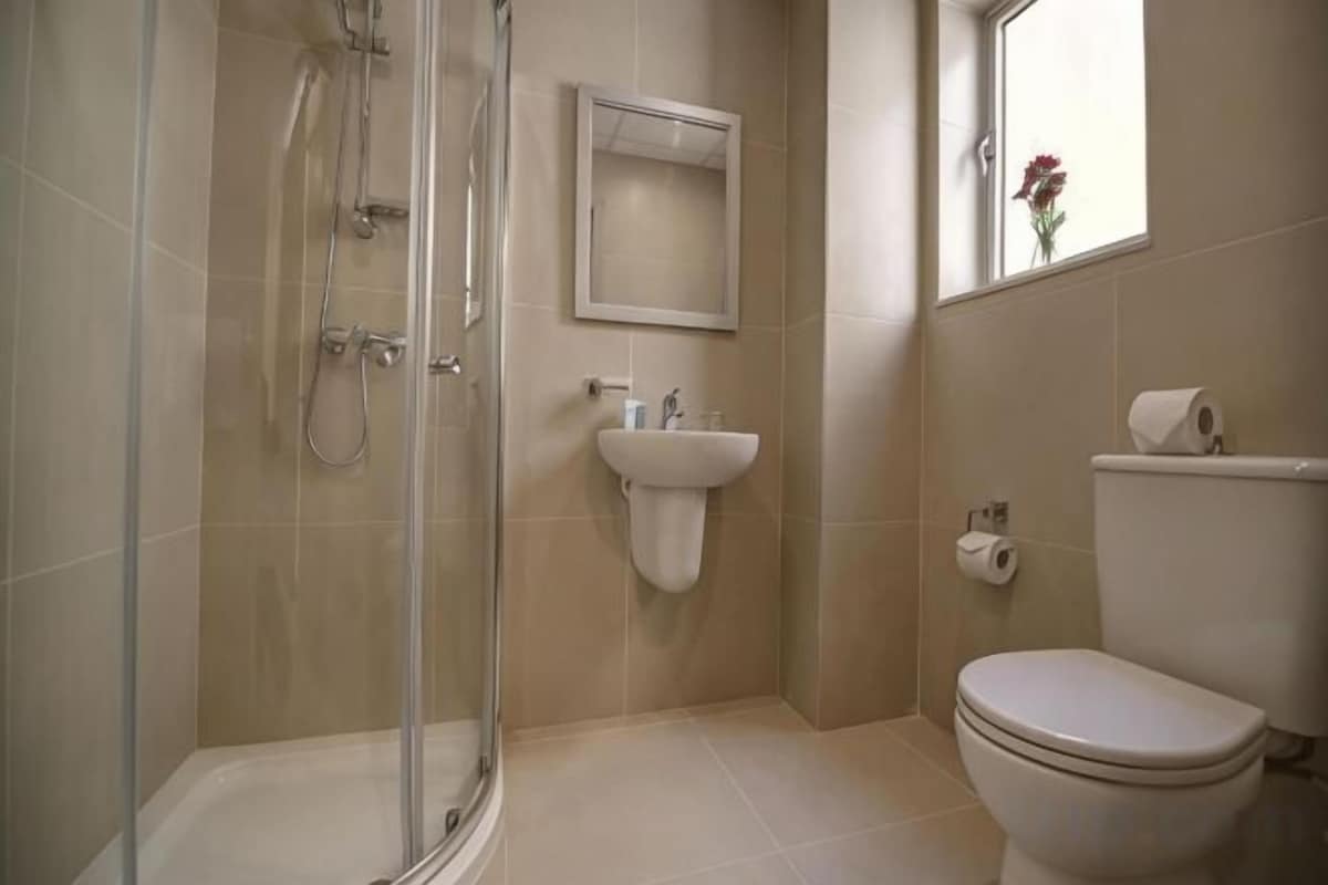 Amenidades de baño gratuitas, secadora de cabello, batas, toallas