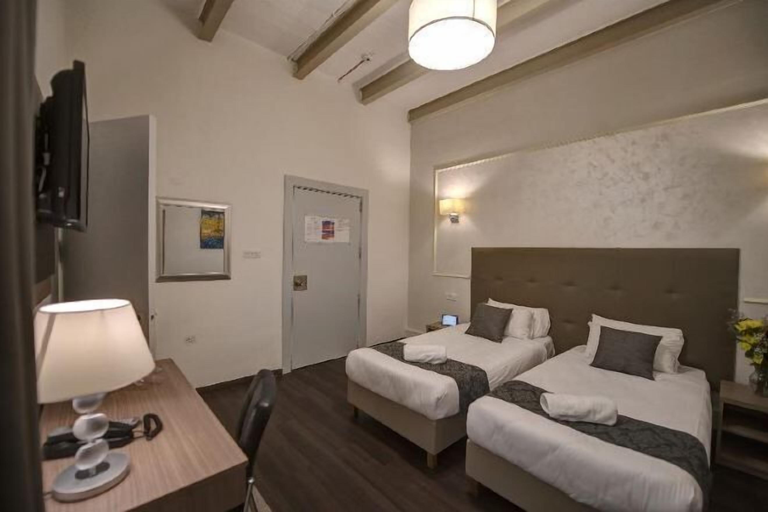 Bureau, rideaux occultants, fer et planche à repasser, Wi-Fi gratuit