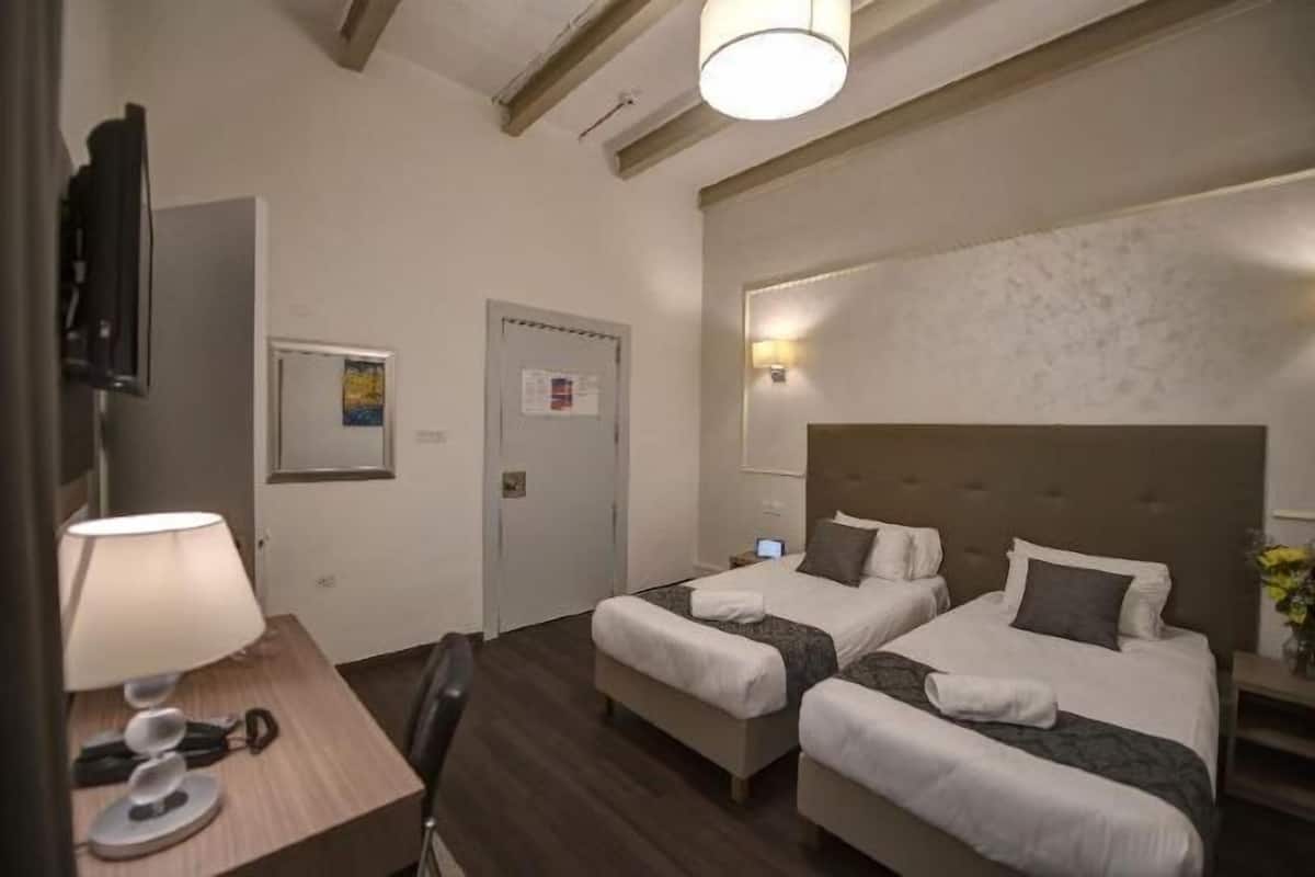 Escritorio, cortinas blackout y tabla de planchar con plancha