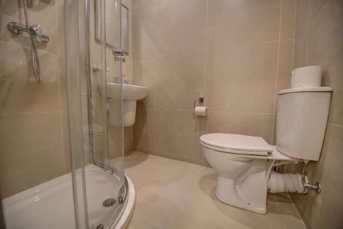 Bathroom | Free toiletries, hair dryer, bathrobes, towels