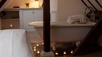 Deep soaking bathtub