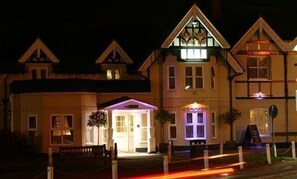 Front of property – evening/night - Manor Hotel (Slough)