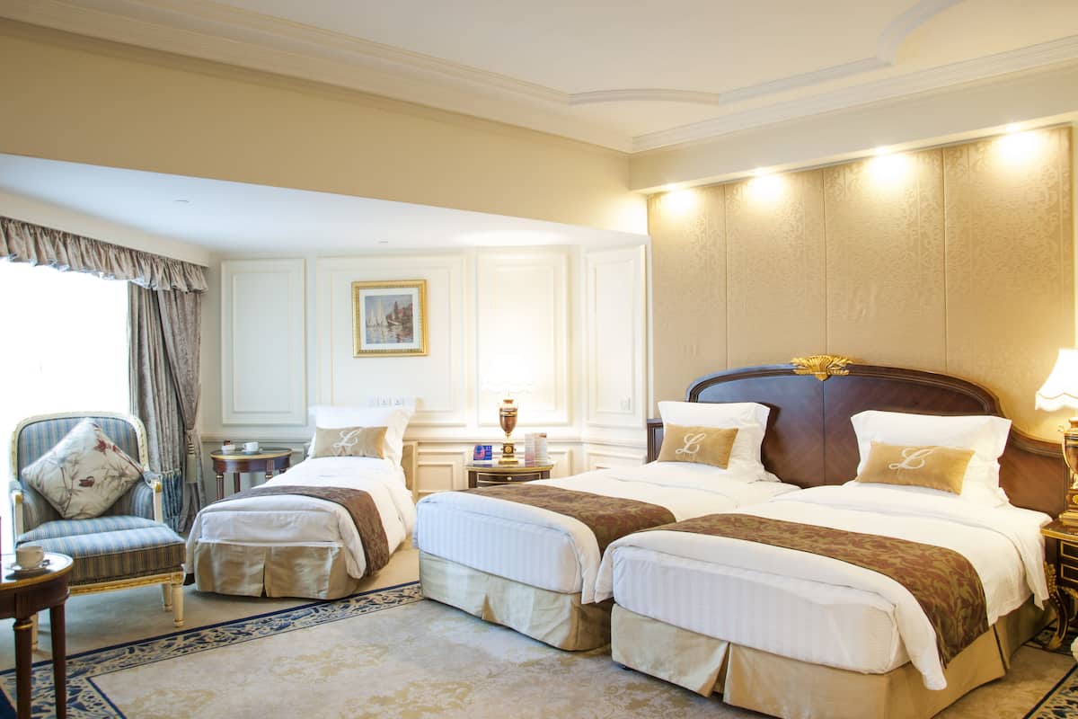 family triple room | down duvets, minibar, in-room safe, desk