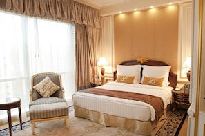 Quarto superior | Edredons de pluma, frigobar, cofres nos quartos, escrivaninha