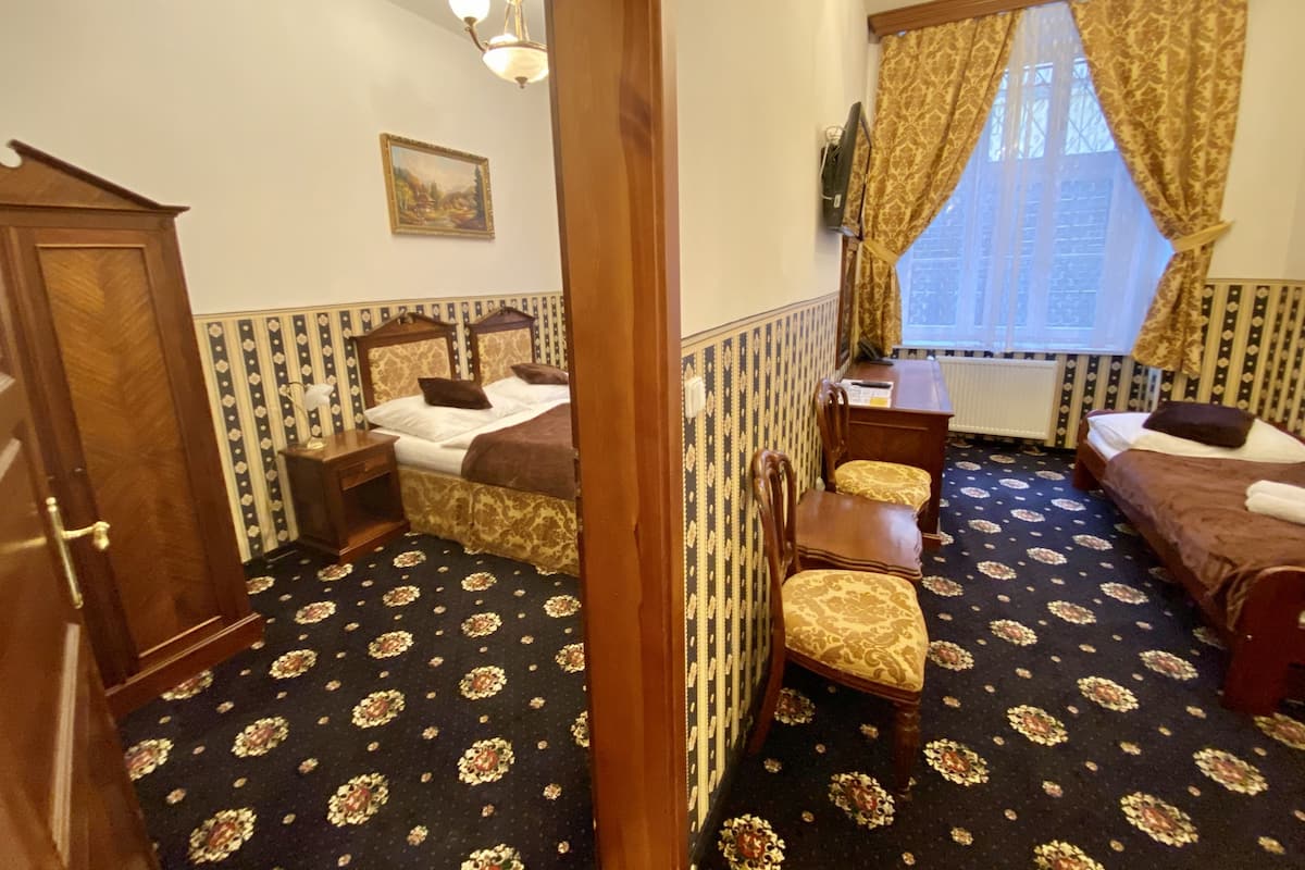 Junior suite | Een kluis op de kamer, een bureau, verduisterende gordijnen