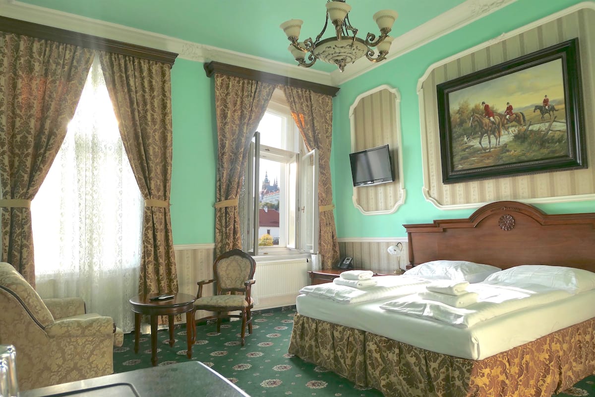 Royal suite | Een kluis op de kamer, een bureau, verduisterende gordijnen