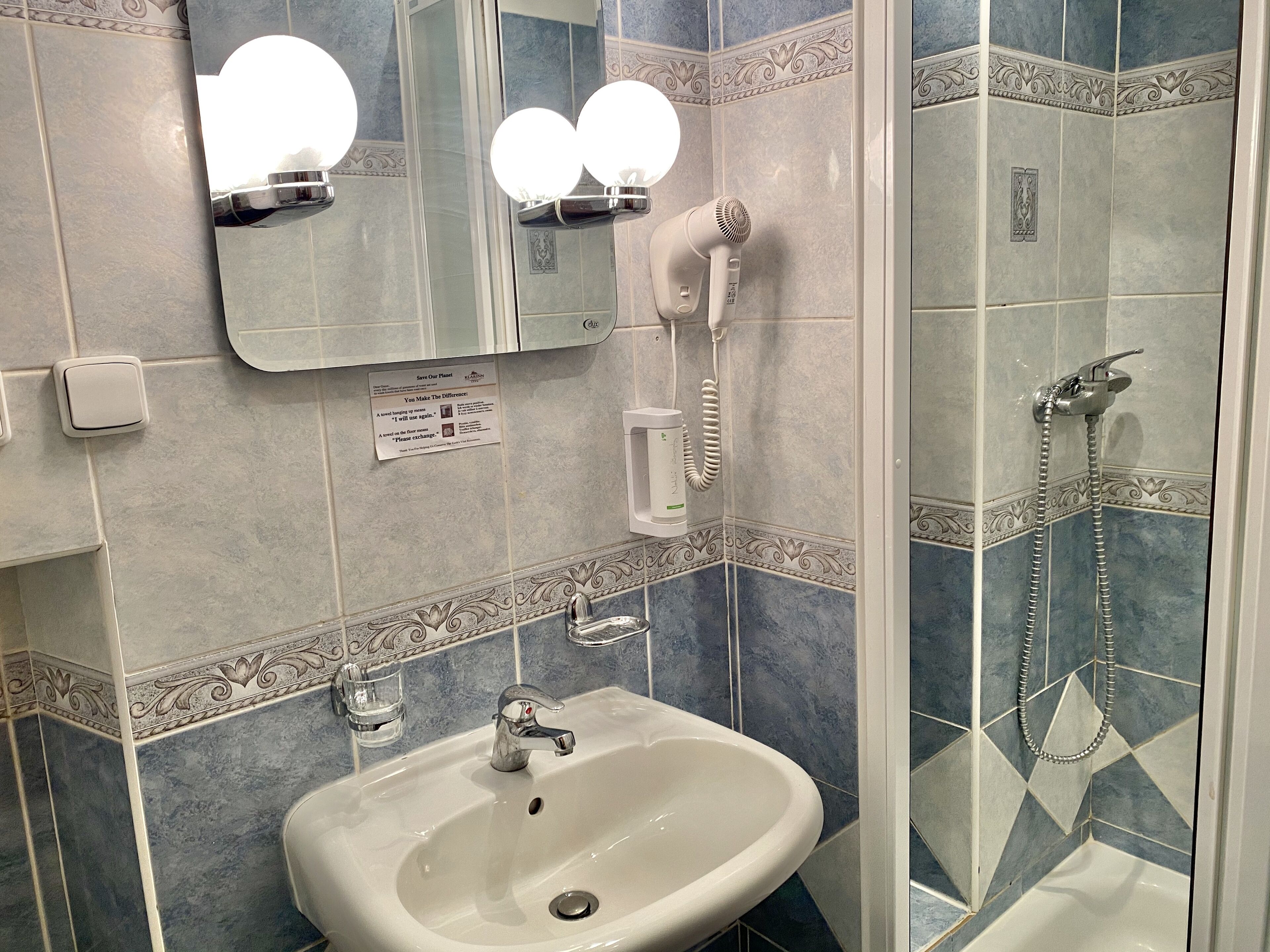 junior suite | bathroom | free toiletries, hair dryer, towels, soap