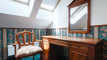 2 bedrooms, in-room safe, desk, blackout drapes