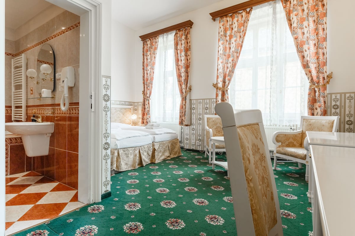 Standaard kamer, 1 twee- of 2 eenpersoonsbedden | Een kluis op de kamer, een bureau, verduisterende gordijnen