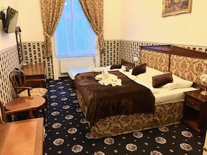 Standard Triple Room | In-room safe, desk, blackout curtains, soundproofing - Hotel Klarinn (Prague)