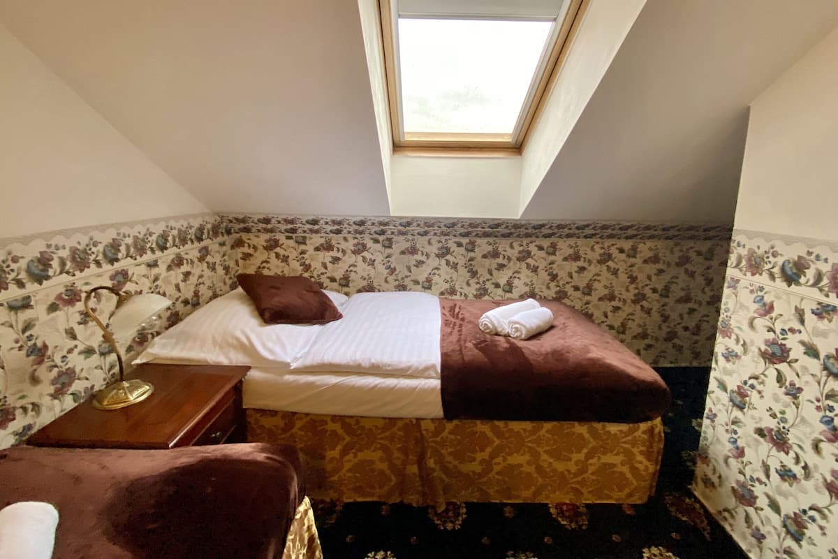 Economy Twin kamer | Een kluis op de kamer, een bureau, verduisterende gordijnen