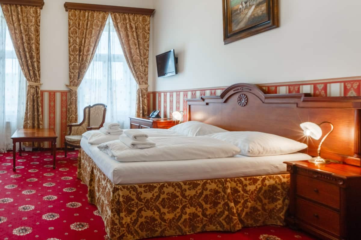 Deluxe kamer, 1 twee- of 2 eenpersoonsbedden | Een kluis op de kamer, een bureau, verduisterende gordijnen