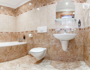Standaard kamer, 1 twee- of 2 eenpersoonsbedden | Badkamer | Gratis toiletartikelen, een haardroger, handdoeken, zeep