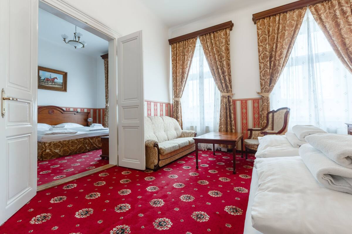 Deluxe suite | Een kluis op de kamer, een bureau, verduisterende gordijnen